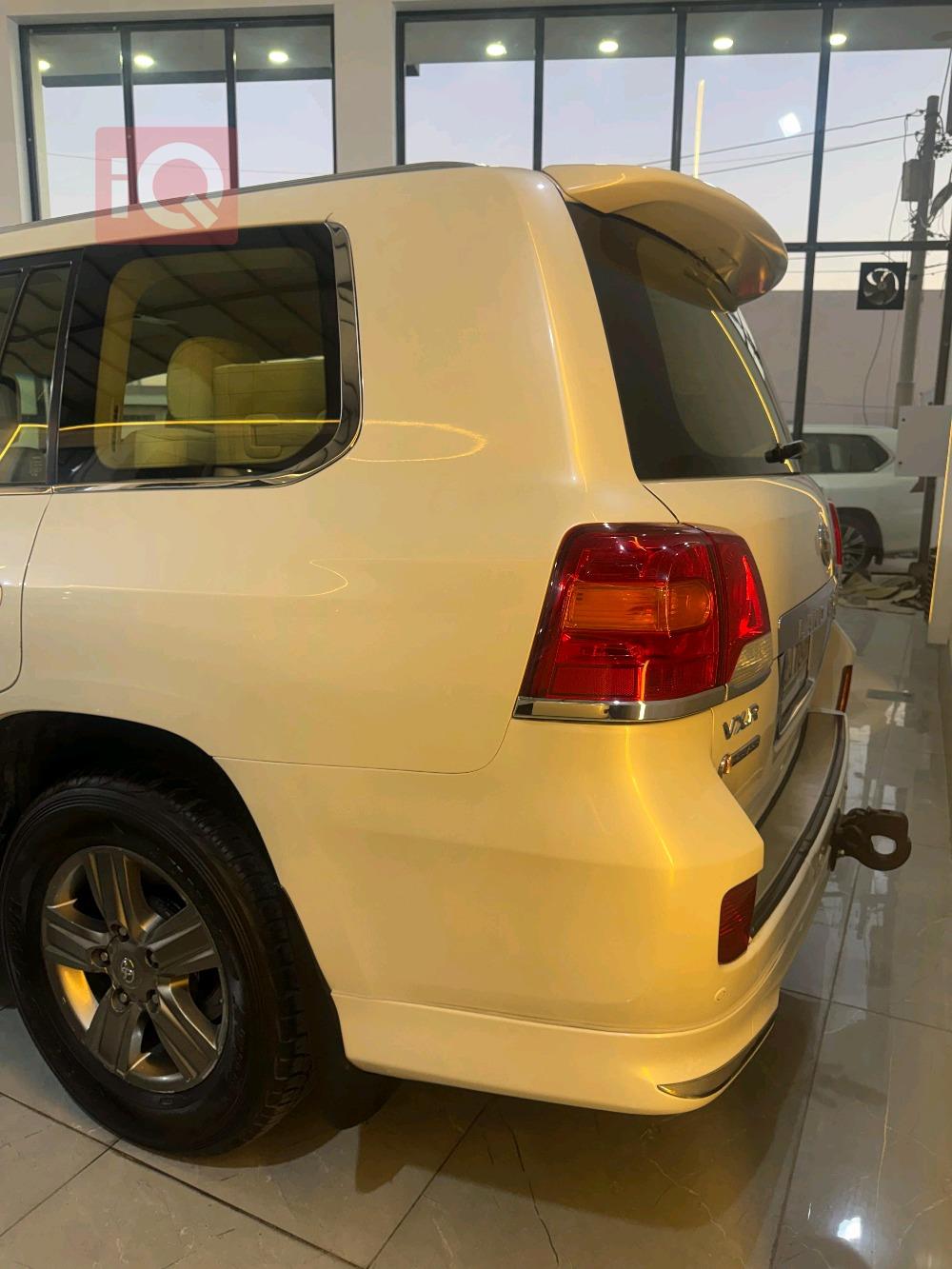 تۆیۆتا لاند کروزەر